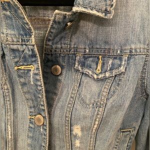 AMERICAN EAGLE DISTRESSED CROPPED VINTAGE LIGHT WASH DENIM JACKET